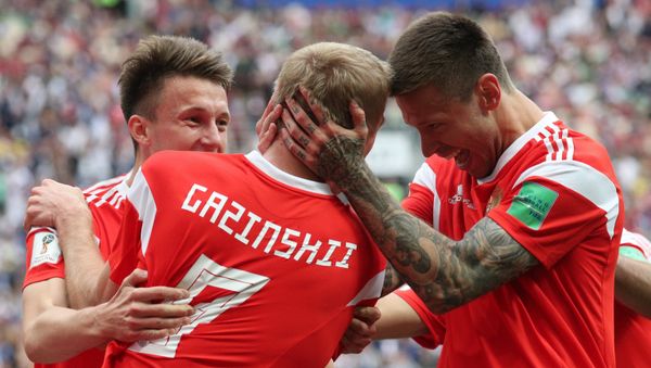El jugador ruso Yuri Gazinski (centro) marca el primer gol del Mundial 2018 El jugador ruso Yuri Gazinski (centro) marca el primer gol del Mundial 2018 - Sputnik Mundo