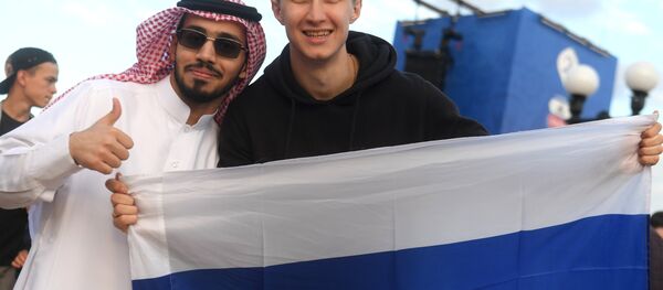 Hinchas de Arabia Saudí y Rusia - Sputnik Mundo
