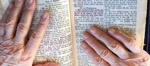 Una vieja con la Biblia - Sputnik Mundo