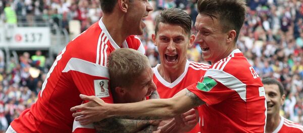 La selección rusa de fútbol celebra la victoria sobre el equipo de Arabia Saudí en el Mundial de Rusia 2018, 14 de junio de 2018 - Sputnik Mundo