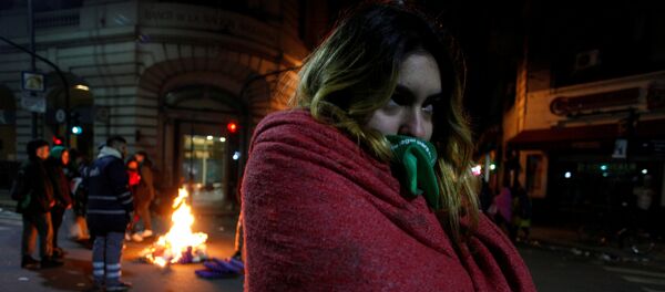 Una manifestante a favor de la ley de aborto legal, seguro y gratuito durante la vigilia frente al Congreso Nacional en Buenos Aires. Una manifestante a favor de la ley de aborto legal, seguro y gratuito durante la vigilia frente al Congreso Nacional en Buenos Aires. - Sputnik Mundo
