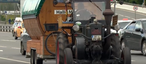 Desde Alemania al Mundial: un hincha llega a Moscú en un tractor de 1936 - Sputnik Mundo