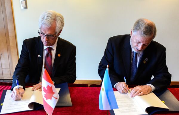 El ministro argentino de Energía y Minería, Juan José Aranguren, y su par canadiense James Gordon Carr, ministro de Recursos Naturales, firman acuerdos 14 de junio de 2018 El ministro argentino de Energía y Minería, Juan José Aranguren, y su par canadiense James Gordon Carr, ministro de Recursos Naturales, firman acuerdos 14 de junio de 2018 - Sputnik Mundo