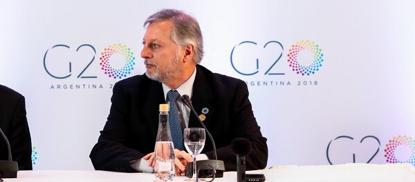 El ministro argentino de Energía y Minería, Juan José Aranguren, y su par canadiense James Gordon Carr, ministro de Recursos Naturales, firman acuerdos 14 de junio de 2018 - Sputnik Mundo