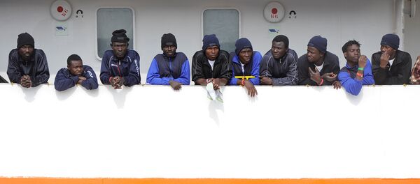 Migrantes en el barco de rescate Aquarius Migrantes en el barco de rescate Aquarius - Sputnik Mundo