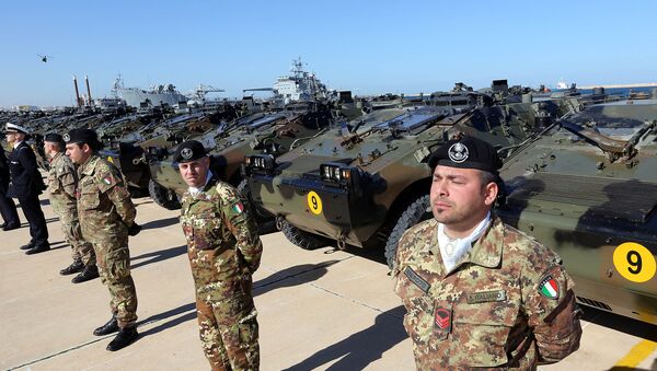 Italian Army soldiers stand by some of the twenty military vehicles during an handing over ceremony by Italy to Libya at a Libyan Navy Base on February 6, 2013 in Tripoli. - Sputnik Mundo