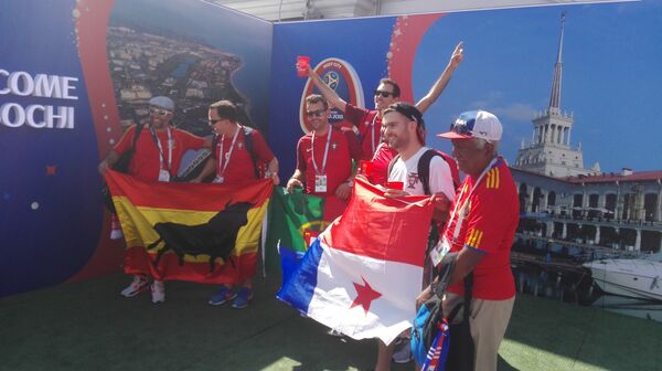 Fans de fútbol en vísperas del partido entre España y Portugal en Sochi, 2018 - Sputnik Mundo