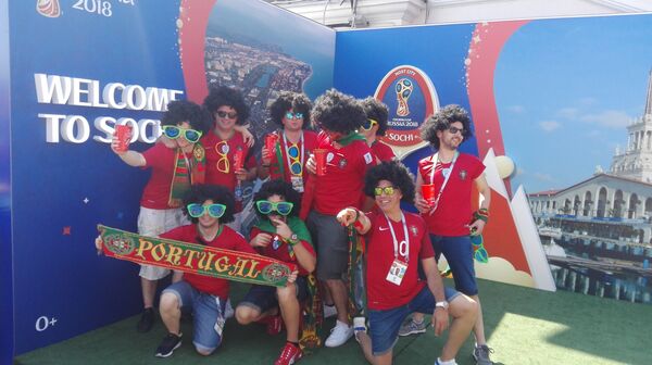 Fans de fútbol en vísperas del partido entre España y Portugal en Sochi, 2018 - Sputnik Mundo
