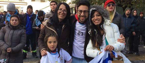 Familia uruguaya disfruta de la trasmisión del Partido en la Intendencia de Montevideo - Sputnik Mundo