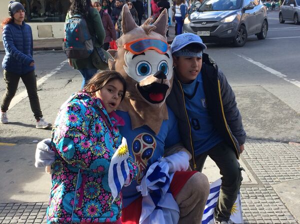 La mascota de Rusia 2018 en Montevideo - Sputnik Mundo