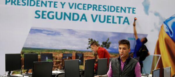 Trabajadores electorales en Bogotá, en un centro de cómputos de la segunda vuelta de las elecciones presidenciales de Colombia. - Sputnik Mundo