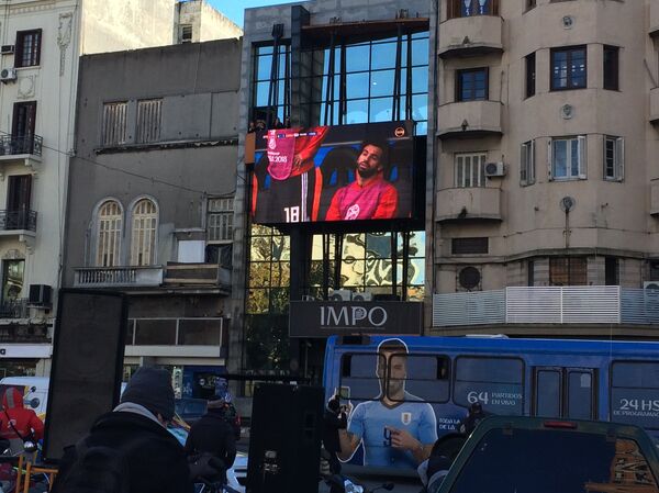 Pantalla frente a la Intendencia de Montevideo - Sputnik Mundo