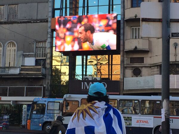 Pantalla frente a la Intendencia de Montevideo - Sputnik Mundo
