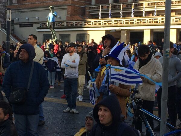 Multitud frente a la Intendencia de Montevideo - Sputnik Mundo
