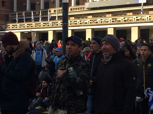 Uruguayos disfrutan del mate durante el partido Uruguay-Egipto desde la Intendencia de Montevideo - Sputnik Mundo