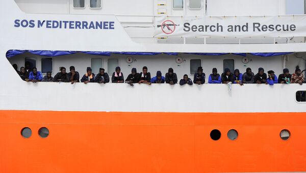 Migrantes en el barco de rescate Aquarius - Sputnik Mundo