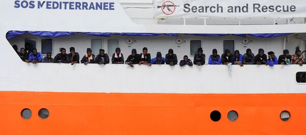 Migrantes en el barco de rescate Aquarius - Sputnik Mundo