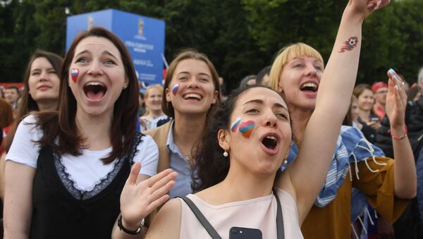 Unas hinchas rusas en Moscú - Sputnik Mundo