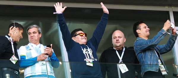 Maradona durante el partido Argentina-Islandia - Sputnik Mundo