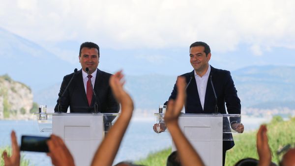 El primer ministro de Macedonia, Zoran Zaev, con su par griego, Alexis Tsipras El primer ministro de Macedonia, Zoran Zaev, con su par griego, Alexis Tsipras - Sputnik Mundo