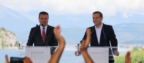 El primer ministro de Macedonia, Zoran Zaev, con su par griego, Alexis Tsipras El primer ministro de Macedonia, Zoran Zaev, con su par griego, Alexis Tsipras - Sputnik Mundo