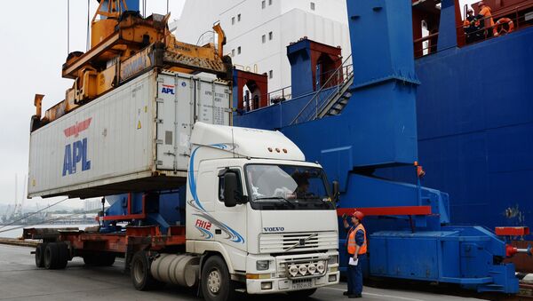 Un buque con contenedores industriales, imagen referencial - Sputnik Mundo