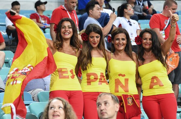 Fans of the Spanish national team before a World Cup stage match between Portugal and Spain. - Sputnik Mundo