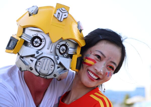 Fans posing for a photo ahead of a group stage World Cup match between Spain and Portugal. - Sputnik Mundo