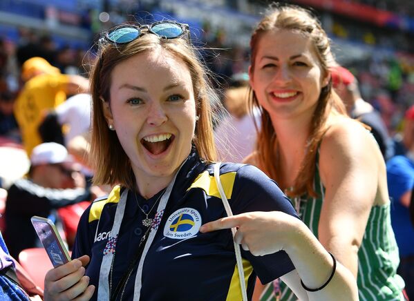 Female fans posing for a photo before a group stage World Cup match between France and Australia. - Sputnik Mundo