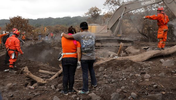 Familiares de las victimas del Volcán de Fuego - Sputnik Mundo