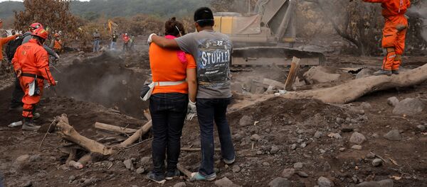 Familiares de las victimas del Volcán de Fuego - Sputnik Mundo