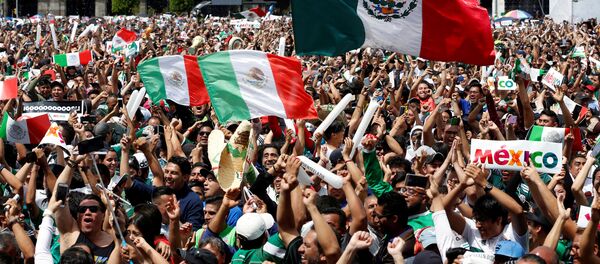 Mexicanos celebran el triunfo del equipo nacional - Sputnik Mundo