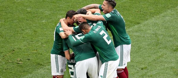 Futbolistas celebran un gol antes Alemania en su partido de estreno del Mundial de Rusia - Sputnik Mundo
