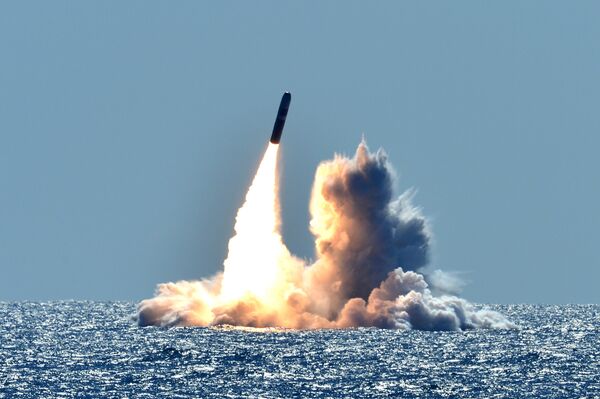 Lanzamiento de un misil Trident II D5 desde un submarino clase Ohio Lanzamiento de un misil Trident II D5 desde un submarino clase Ohio - Sputnik Mundo