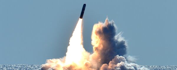Lanzamiento de un misil Trident II D5 desde un submarino clase Ohio Lanzamiento de un misil Trident II D5 desde un submarino clase Ohio - Sputnik Mundo