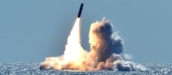 Lanzamiento de un misil Trident II D5 desde un submarino clase Ohio - Sputnik Mundo