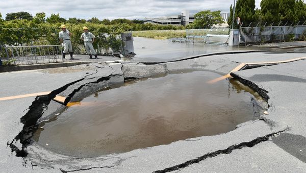 Una carretera afectada por el terremoto del 18 de junio en Japón Una carretera afectada por el terremoto del 18 de junio en Japón - Sputnik Mundo