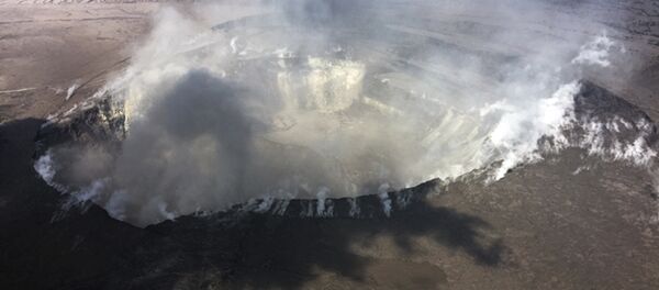 Gases salen del cráter Halemaumau  del volcán Kilauea, en Hawái - Sputnik Mundo