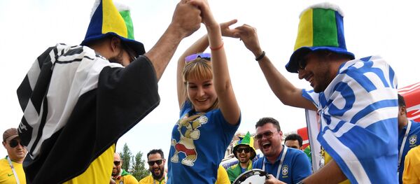 Hinchas brasileños en Rostov - Sputnik Mundo