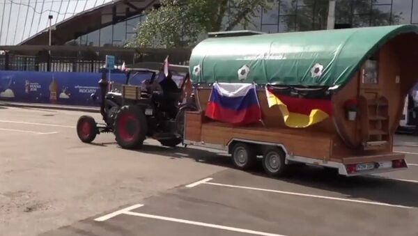 Misión cumplida: el tractorista alemán llega al partido de su selección - Sputnik Mundo