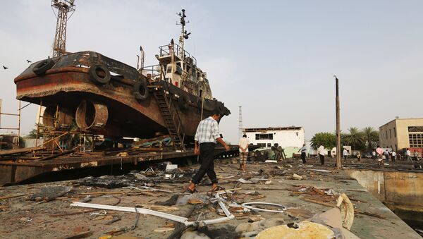 El puerto yemení de Al Hudaida tras un ataque aéreo - Sputnik Mundo
