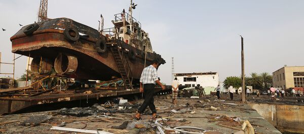 El puerto yemení de Al Hudaida tras un ataque aéreo - Sputnik Mundo