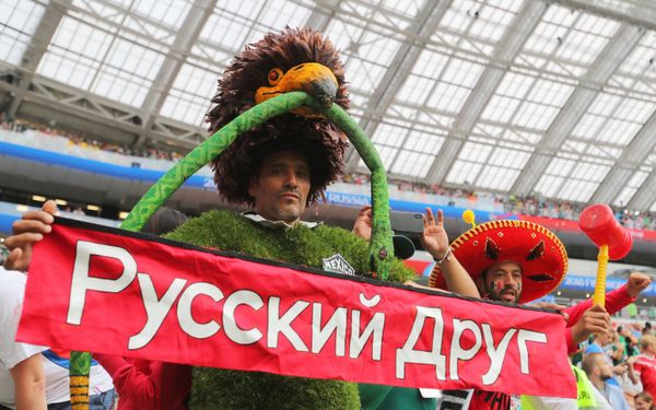Dinosaurios, llamas y Superman: así se visten los fans durante el Mundial de fútbol - Sputnik Mundo