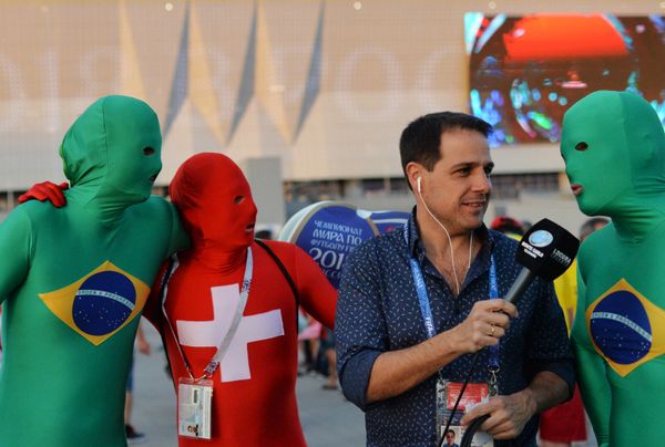 Dinosaurios, llamas y Superman: así se visten los fans durante el Mundial de fútbol - Sputnik Mundo