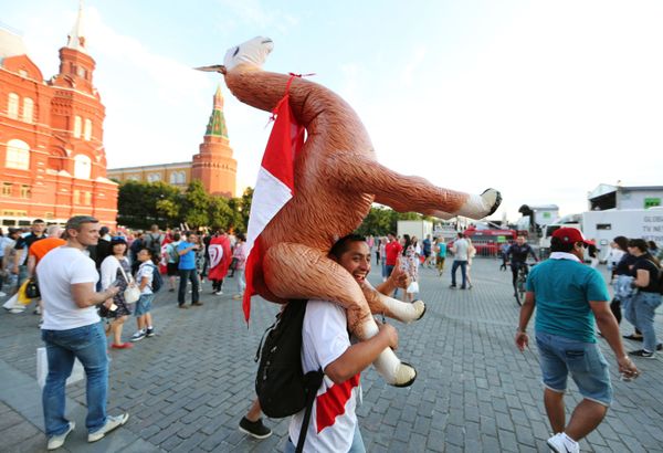 Dinosaurios, llamas y Superman: así se visten los fans durante el Mundial de fútbol - Sputnik Mundo
