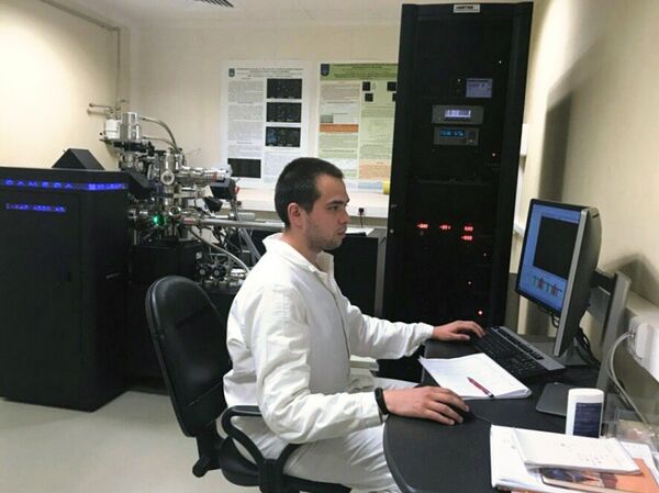 Un científico de la universidad Nacional de Investigaciones Nucleares de Rusia (MEPhI) analiza el estado estructural del cuerpo del reactor nuclear VVER-440 - Sputnik Mundo