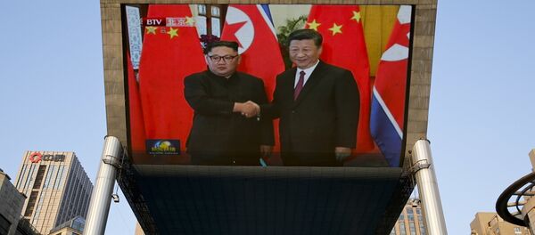 La pantalla muestra la reunión entre líder norcoreano, Kim Jong-un, y presidente chino, Xi Jinping, Pekín, China La pantalla muestra la reunión entre líder norcoreano, Kim Jong-un, y presidente chino, Xi Jinping, Pekín, China - Sputnik Mundo