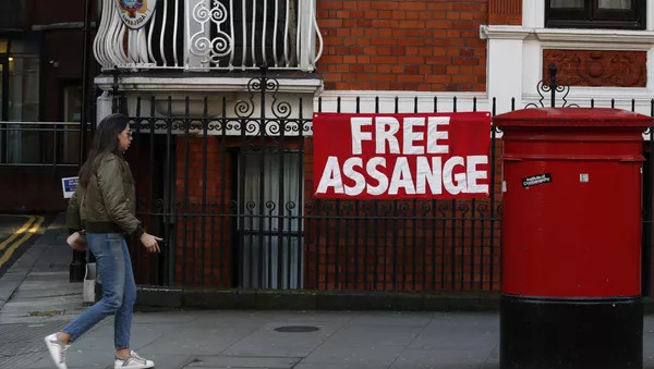 un cartel con el lema 'Libertad para Assange' en Londres (archivo)