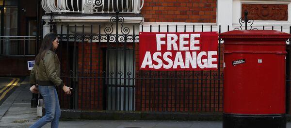 un cartel con el lema 'Libertad para Assange' en Londres (archivo) - Sputnik Mundo
