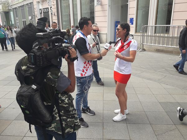 Víctor Rueda ejerciendo su labor periodística - Sputnik Mundo